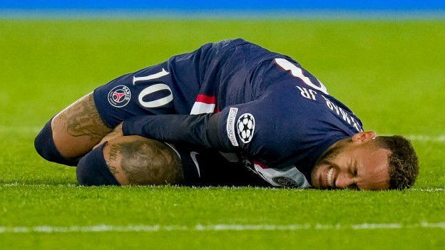 Egy klasszikus Neymar-fetrengés. Akkor is bemutatja, ha nagy a baj, s akkor is, amikor csak színjáték (Fotó: Getty Images)