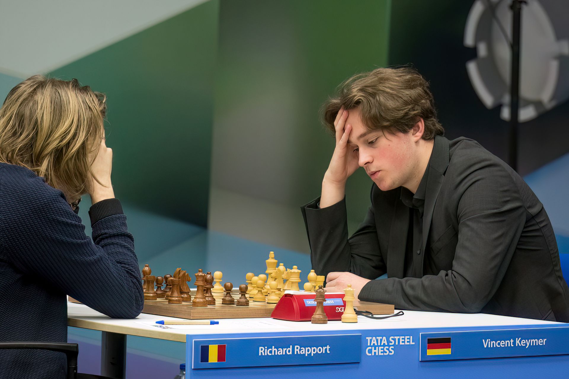 Itt épp a mi, de román színekben játszó Rapport Ricsink ellen játszik (Fotó: Tata Steels Chess)