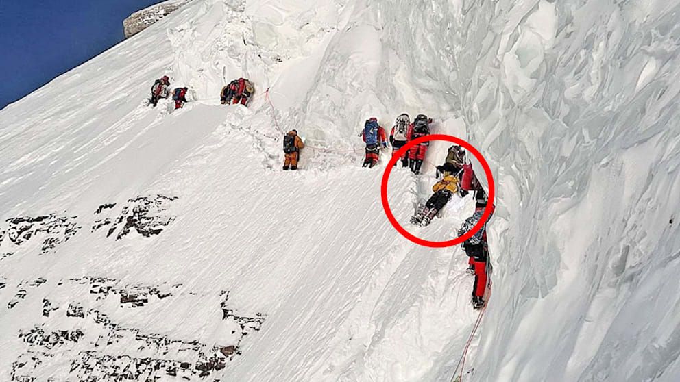 Döbbenetes: több tucat hegymászó segítés helyett csak átlépte a haldokló serpát – videóval
