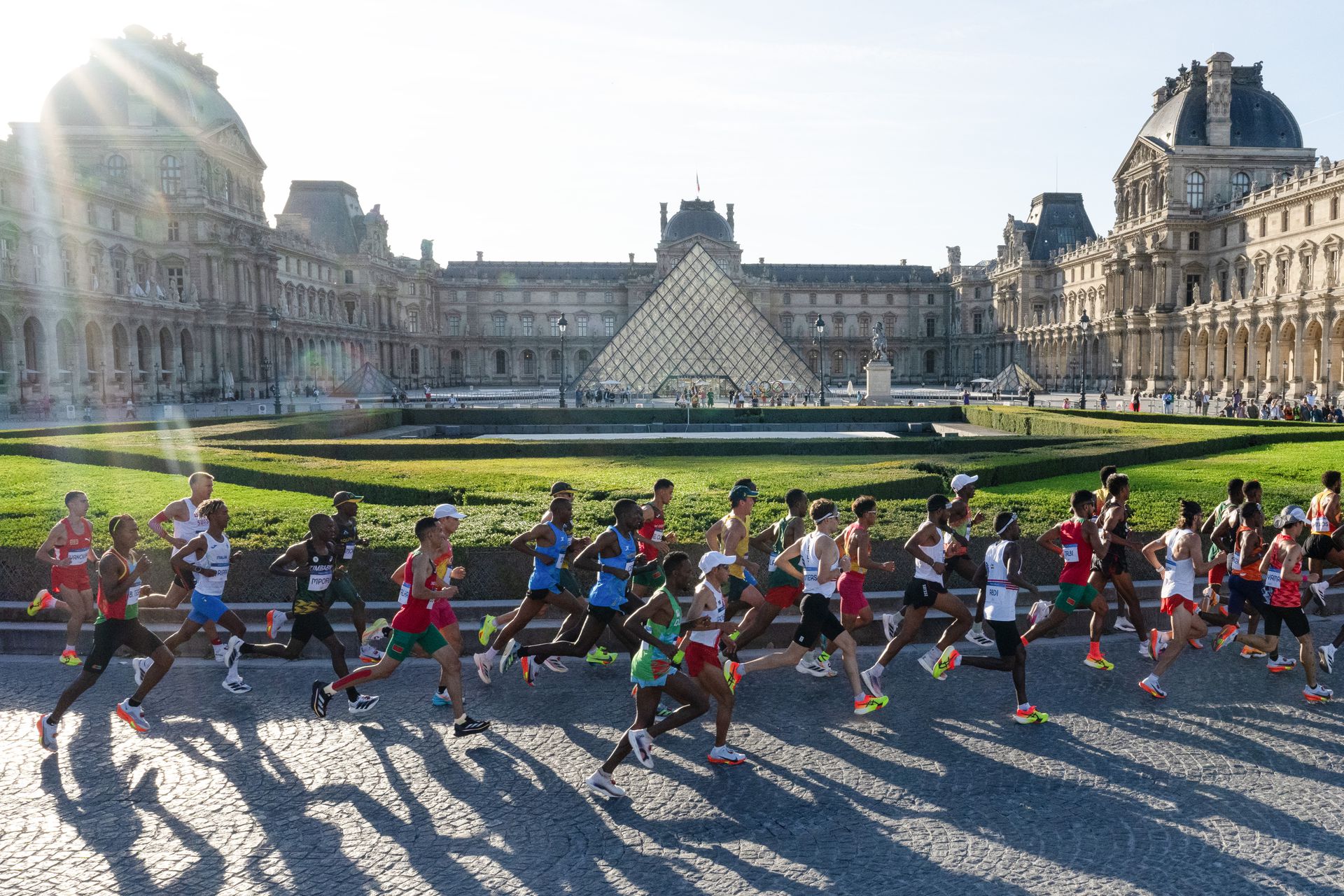 A világhírű Louvre előtt is elfutott a mezőny (Fotó: Getty Images)