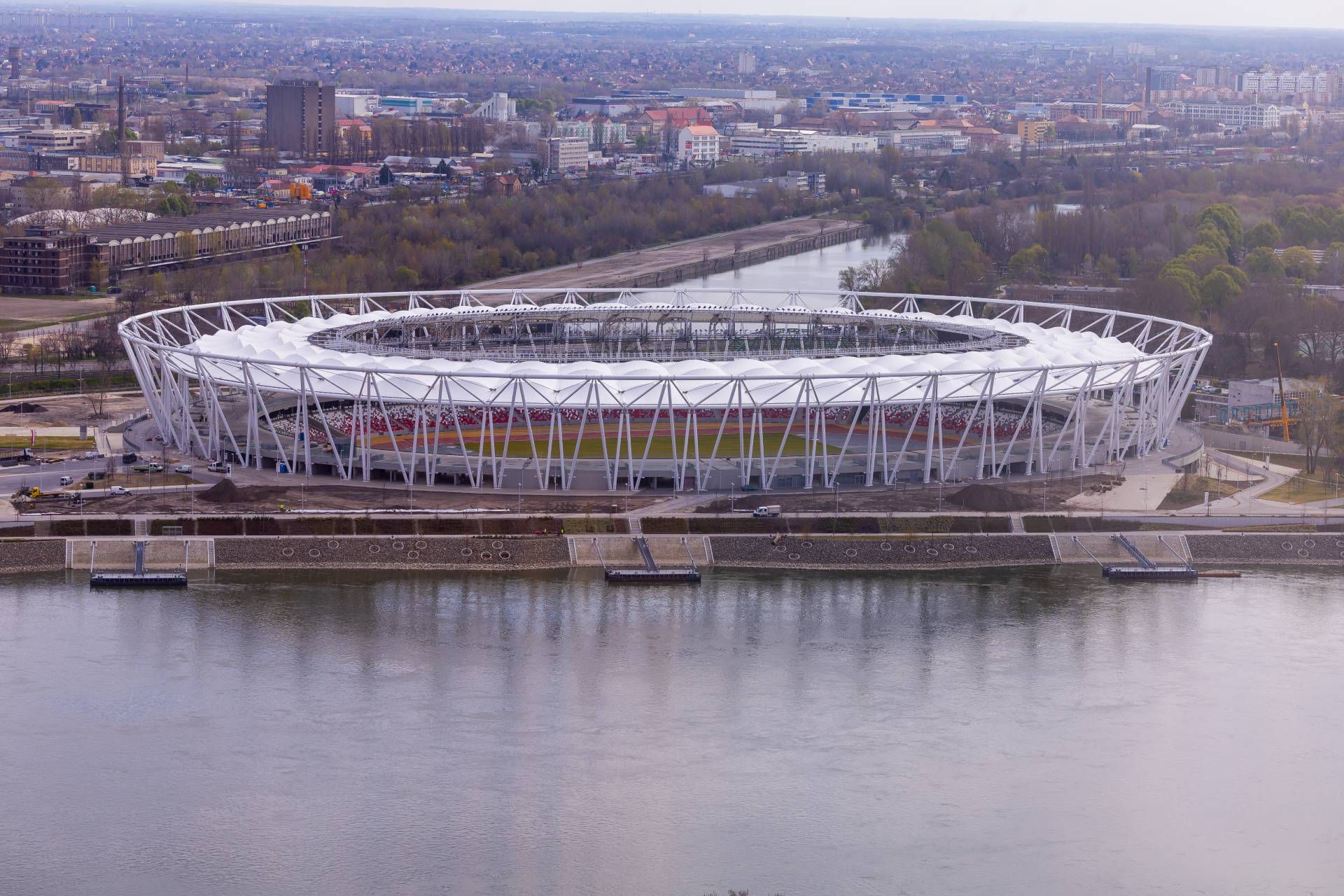 Nem az atlétikai szövetségé a stadion, így a nevéről sem hivatottak dönteni, sem arról, hogy a 2026-os atlétikai világdöntőre újra vissza kell-e építeni a lebontott lelátókat (Fotó: Czerkl Gábor)