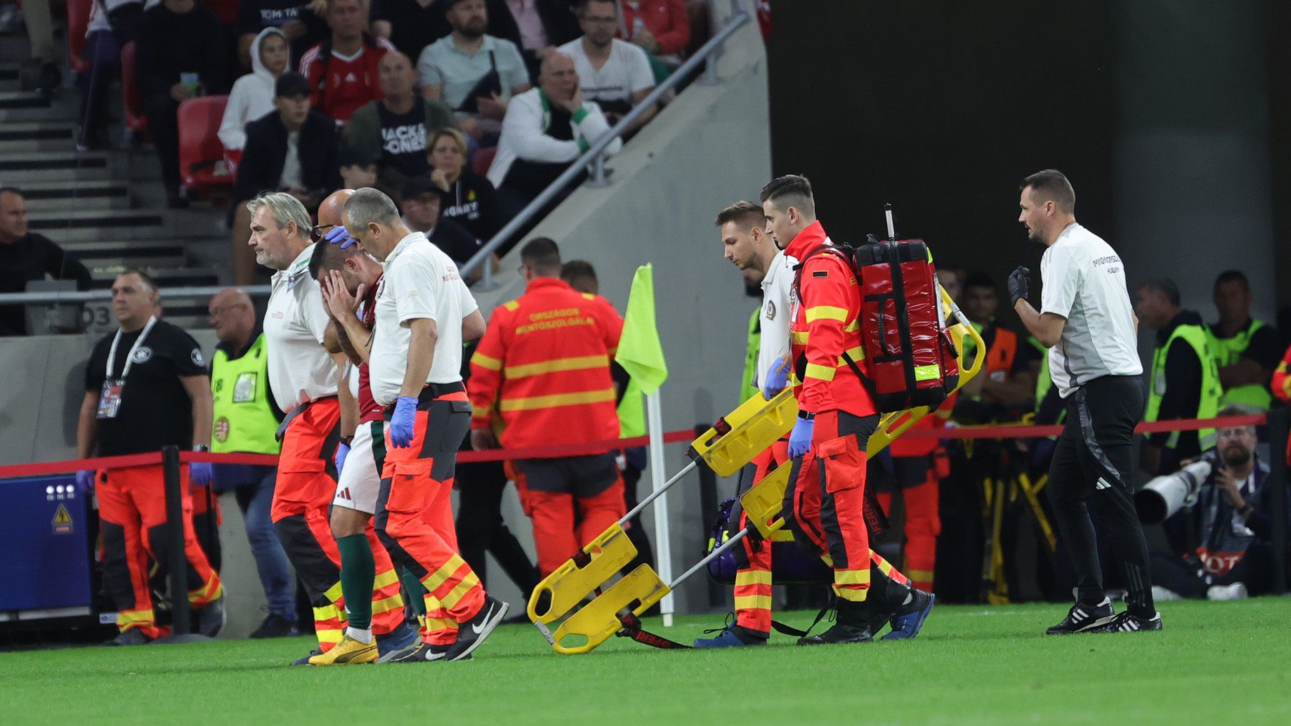 Botka Endrét a stadionban lévő mentősök kísérték le a pályáról. (Fotó: Zsolnai Péter)