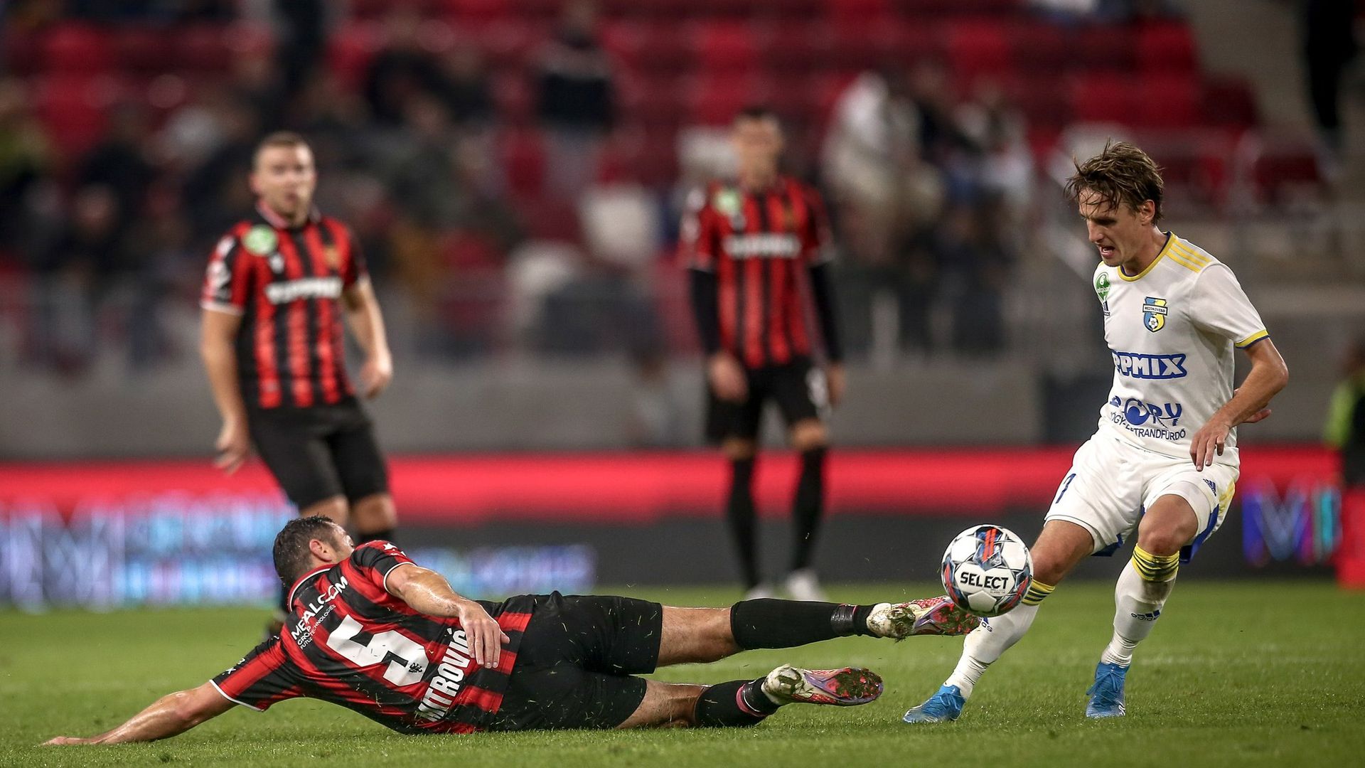 Nagy Gergő és Nikola Mitrovics az előző idényben is ellenfélként találkozott, csak a középpályás Honvédban, a szerb légiós pedig az Újpestben futballozott. Fotó: honvedfc.hu