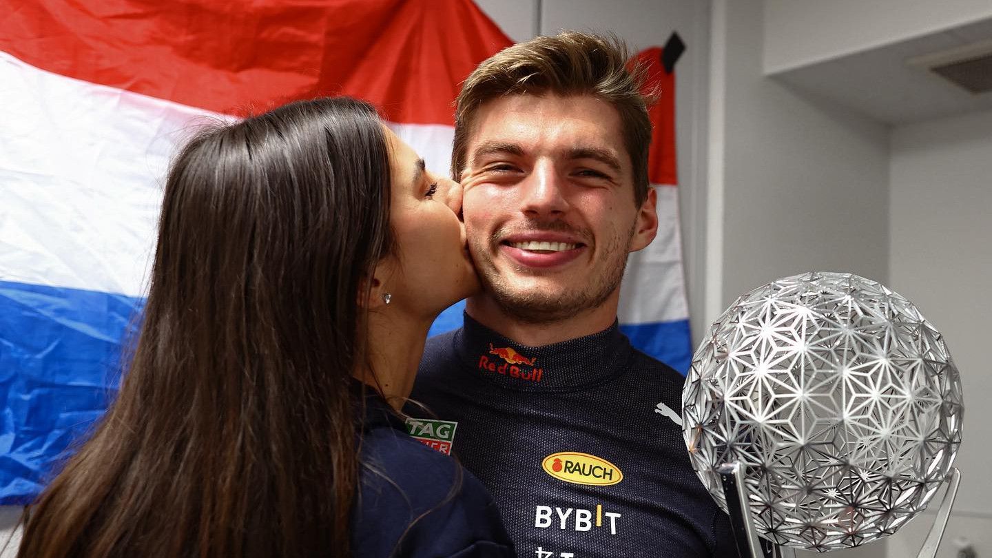 Max Verstappent egy nagy puszit is kapott szerelmétől, Kelly Piquet-től a szuzukai győzelemért kapott trófea mellé / Fotó: Instagram