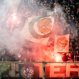 A Fradi-szurkolók miatt dühöngenek Firenzében: halott drukkerekre emlékező zászlót égettek