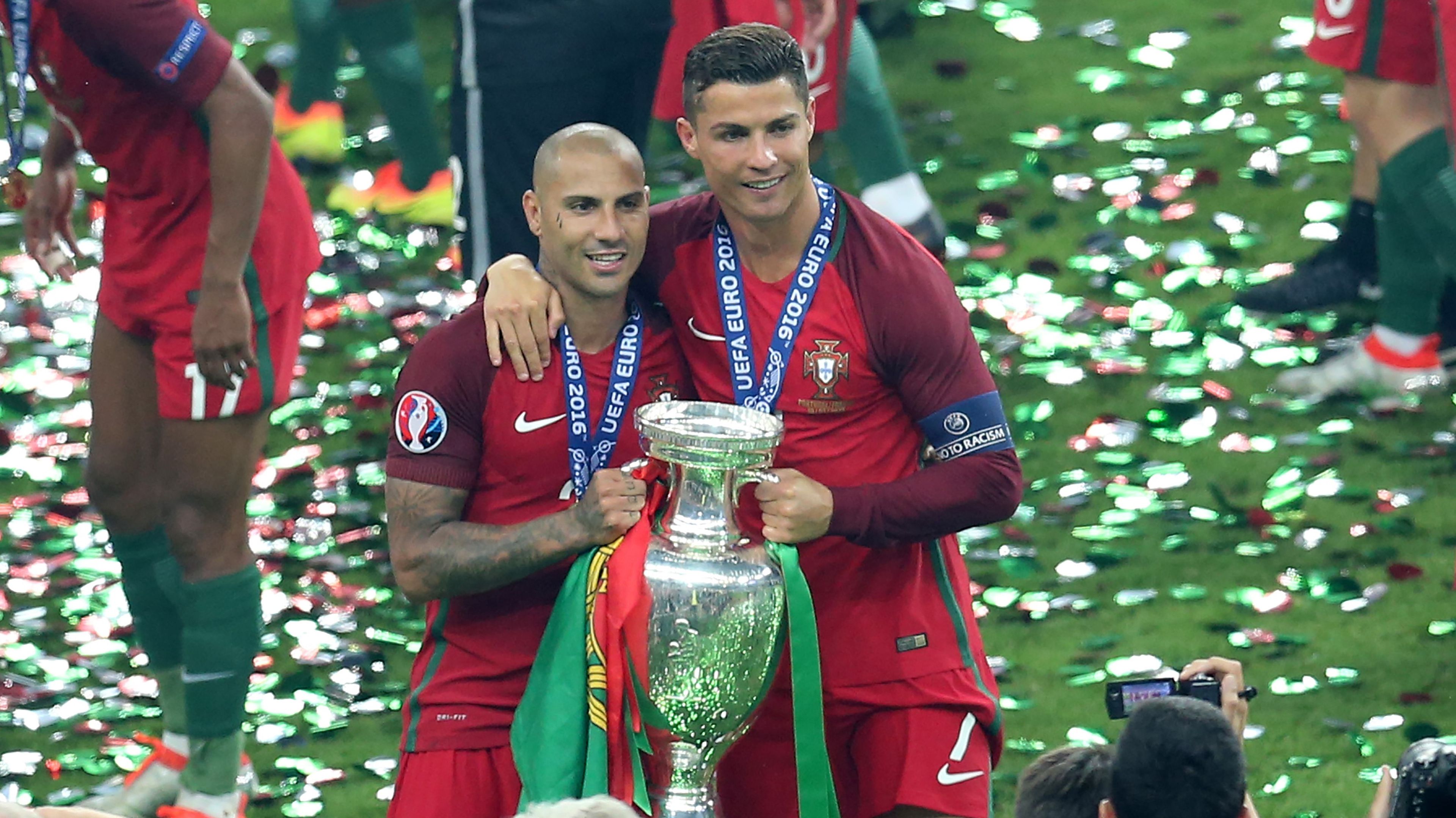 Euróoa-bajnokságot már nyert Portugáliával. Itt épp a kupát szorongatja boldogan Ricardo Quaresma társaságában (Fotó: Getty Images)