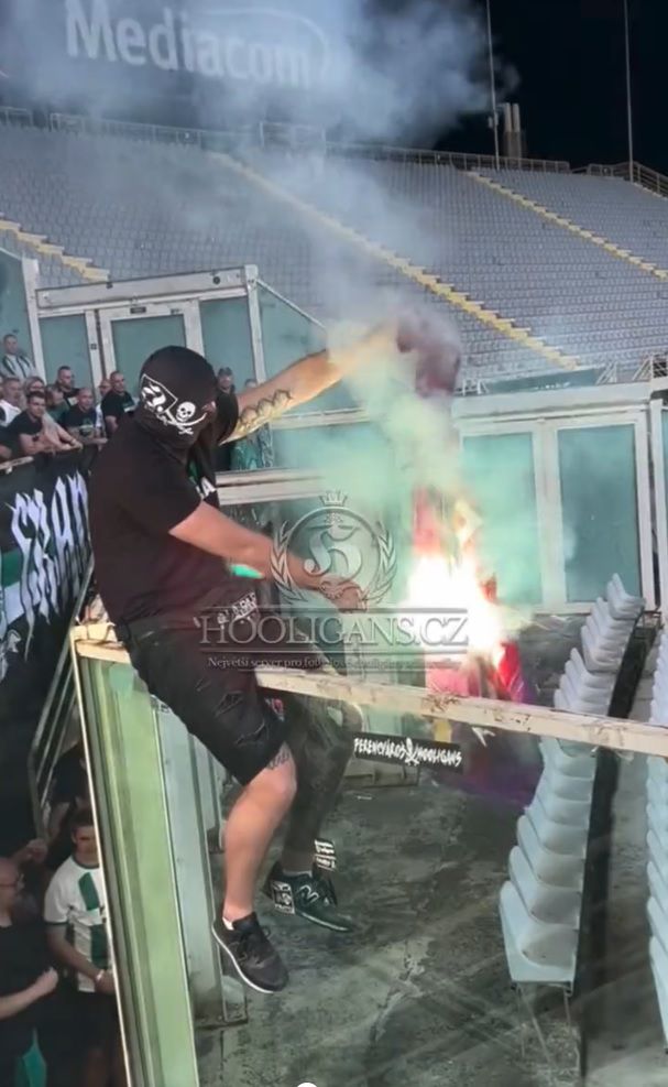 Az egyik kemény legény felgyújtotta a meccs előtt a lila-fehér zászlót /Fotó: hooligans.cz