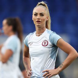A futballsztár 40 milliót ajánlott egy éjszakáért a világ legszexibb focistanőjének