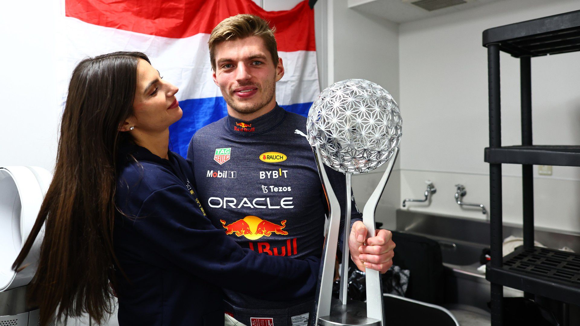 Max Verstappen kedvesével, Kelly Piquet-vel ünnepelt a címvédés után /Fotó: Getty Images