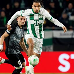 „Járt volna a piros” – merevítőben hagyta el a stadiont a Fradi lerúgott játékosa, fotóval
