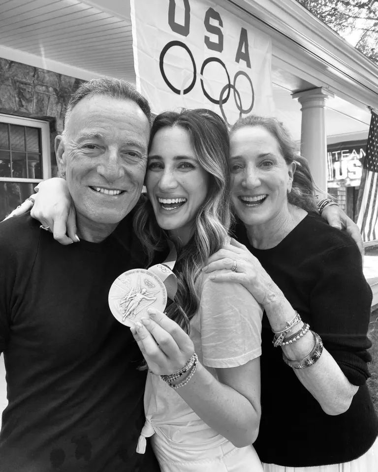 Springsteen és felesége Patti Scialfa boldogan fotózkodott Jessicával és olimpiai ezüstjével / Fotó: Instagram