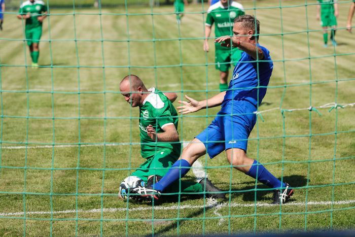 Vincze Ottó (kékben) a Bágyogszovátban is megküzd minden labdáért (Fotó: kisalfold.hu)
