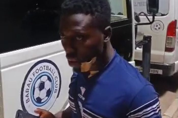 A megtámadott labdarúgó és az a bizonyos sérülés (Fotó: Twitter/NigeriaStories)