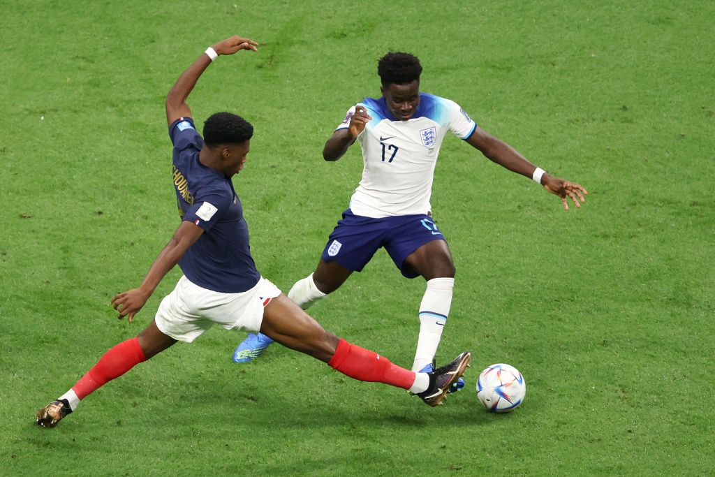 Bukayo Saka és Aurelien Tchouameni harcol a labdáért az Anglia–Franciaország labdarúgó világbajnoki negyeddöntőben (Fotó: Clive Brunskill/Getty Images)