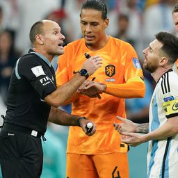 „A FIFA-nak ki kell vizsgálnia” – Messi a játékvezetőt kritizálta, majd Van Gaalnak is beszólt