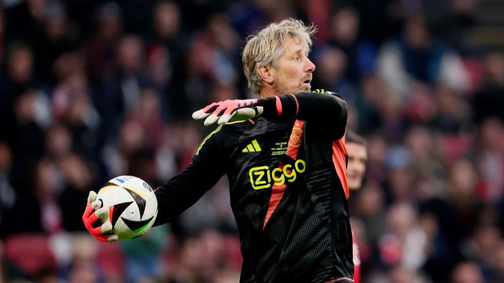 Edwin van der Sar már jól van, sőt, a pályára is visszatért