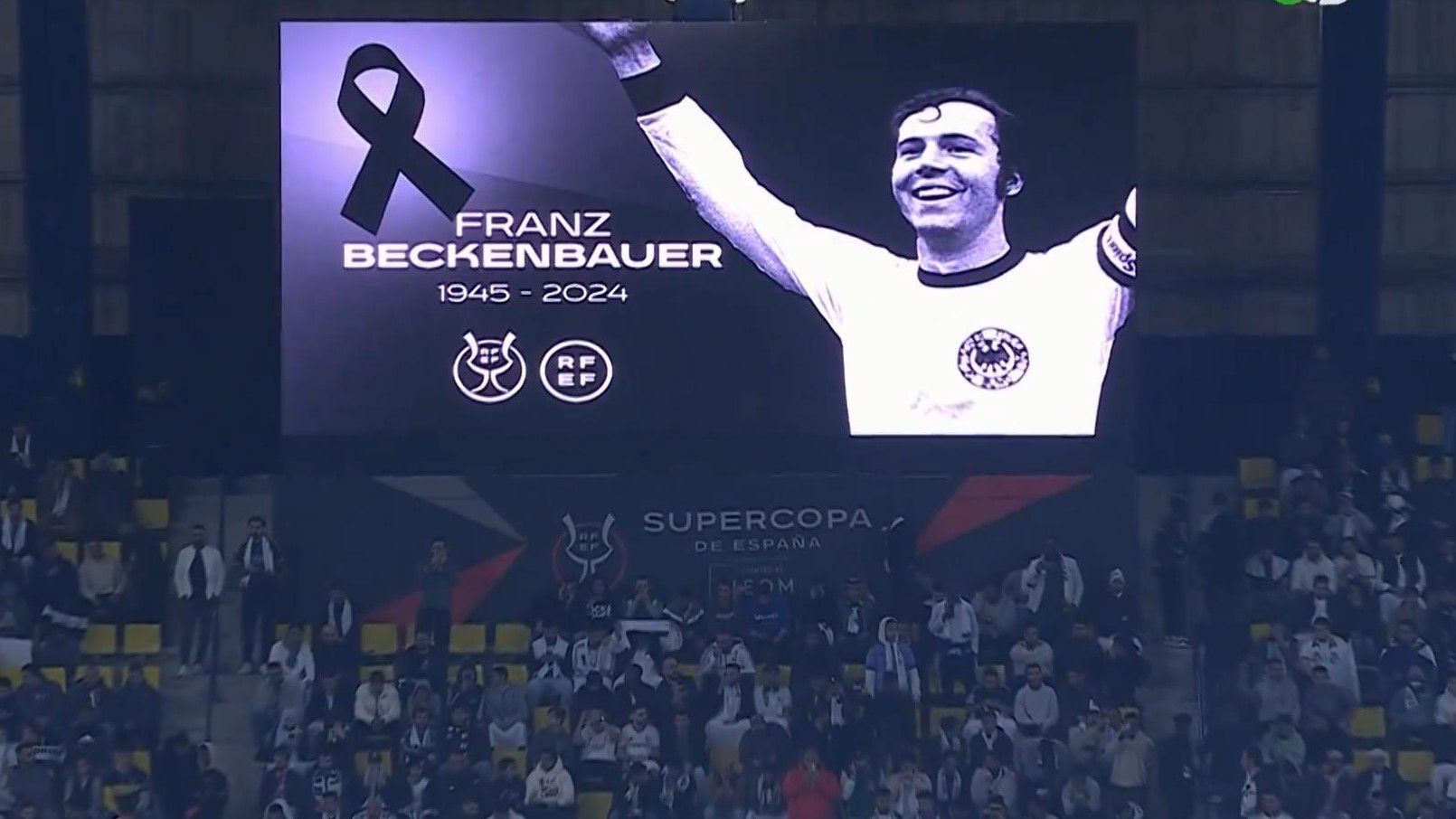 Botrányos: fütyüléssel gyalázták meg Beckenbauer emlékét – videóval