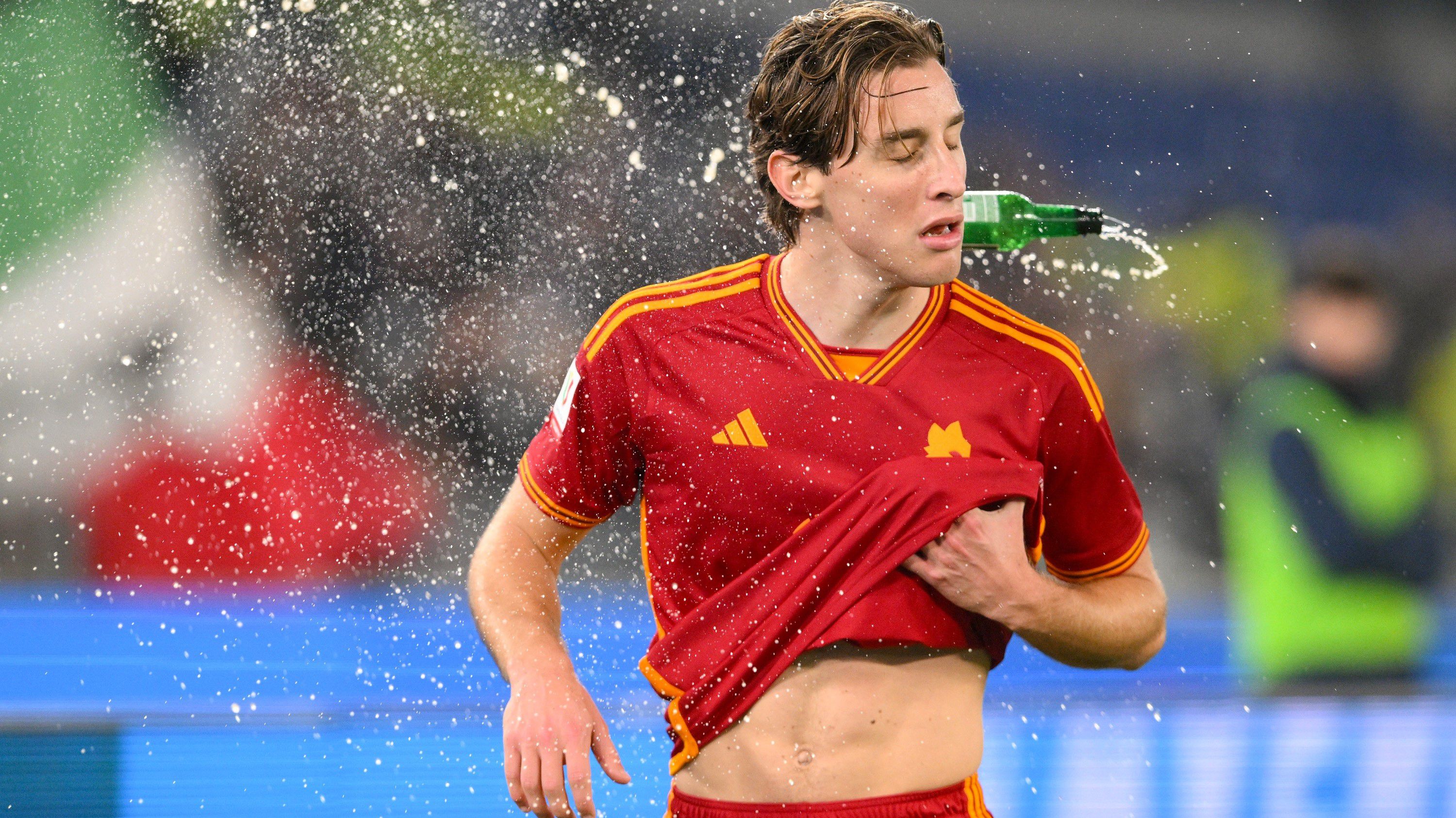 Edouardo Bove tarkóján pattant az üveg vagy műanyag tárgy, szerencsére a fiatal játékos nem sérült meg. (Fotó: Getty Images)