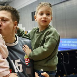 Mikler az ikreivel szurkol a kézilabda-válogatottnak
