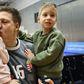 Mikler az ikreivel szurkol a kézilabda-válogatottnak