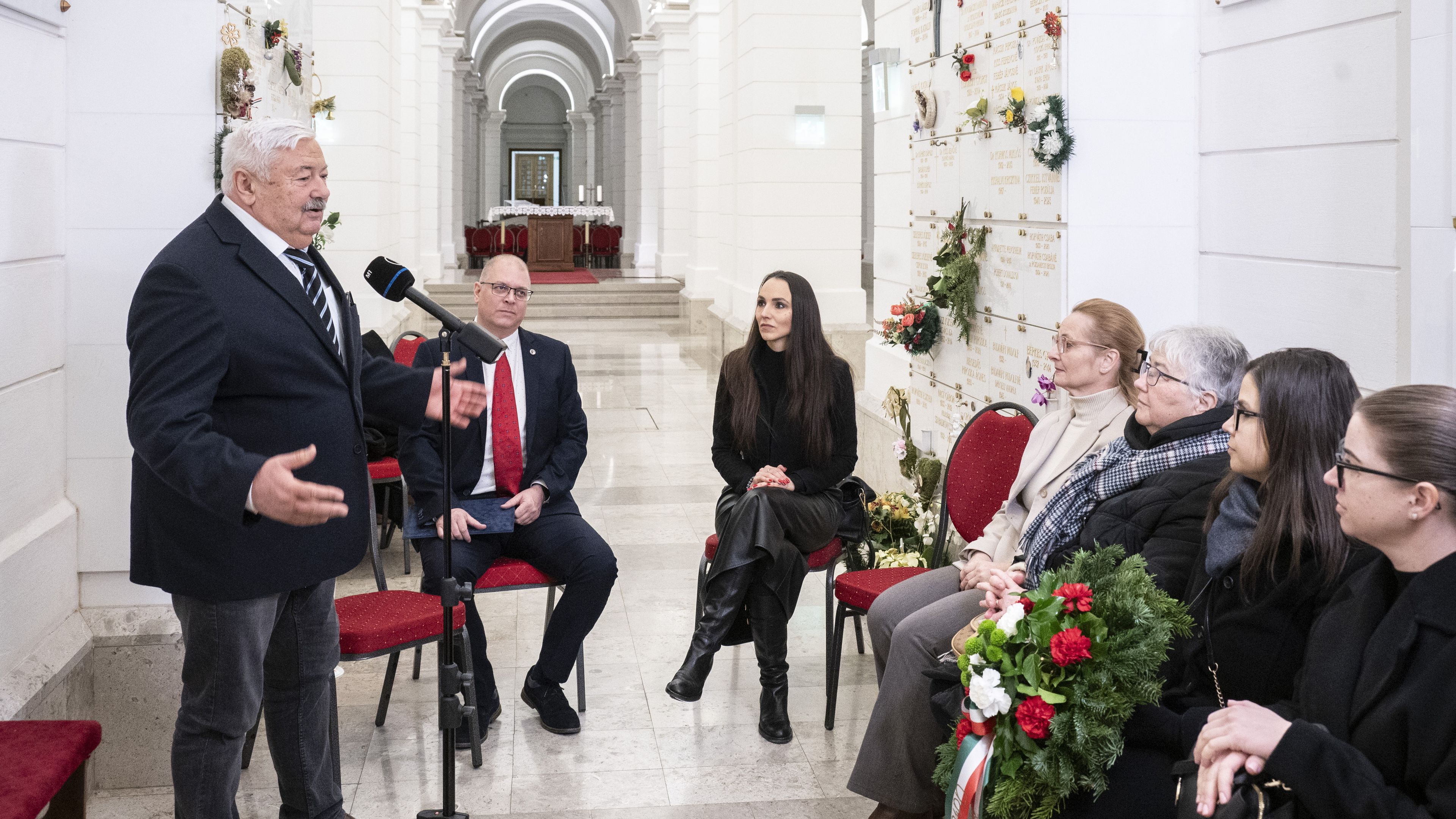 Lomnici Zoltán, az Aranycsapat Testület elnöke beszédet mondozz Buzánszky Jenő sírjánál (Fotó: MTI/Szigetváry Zsolt)