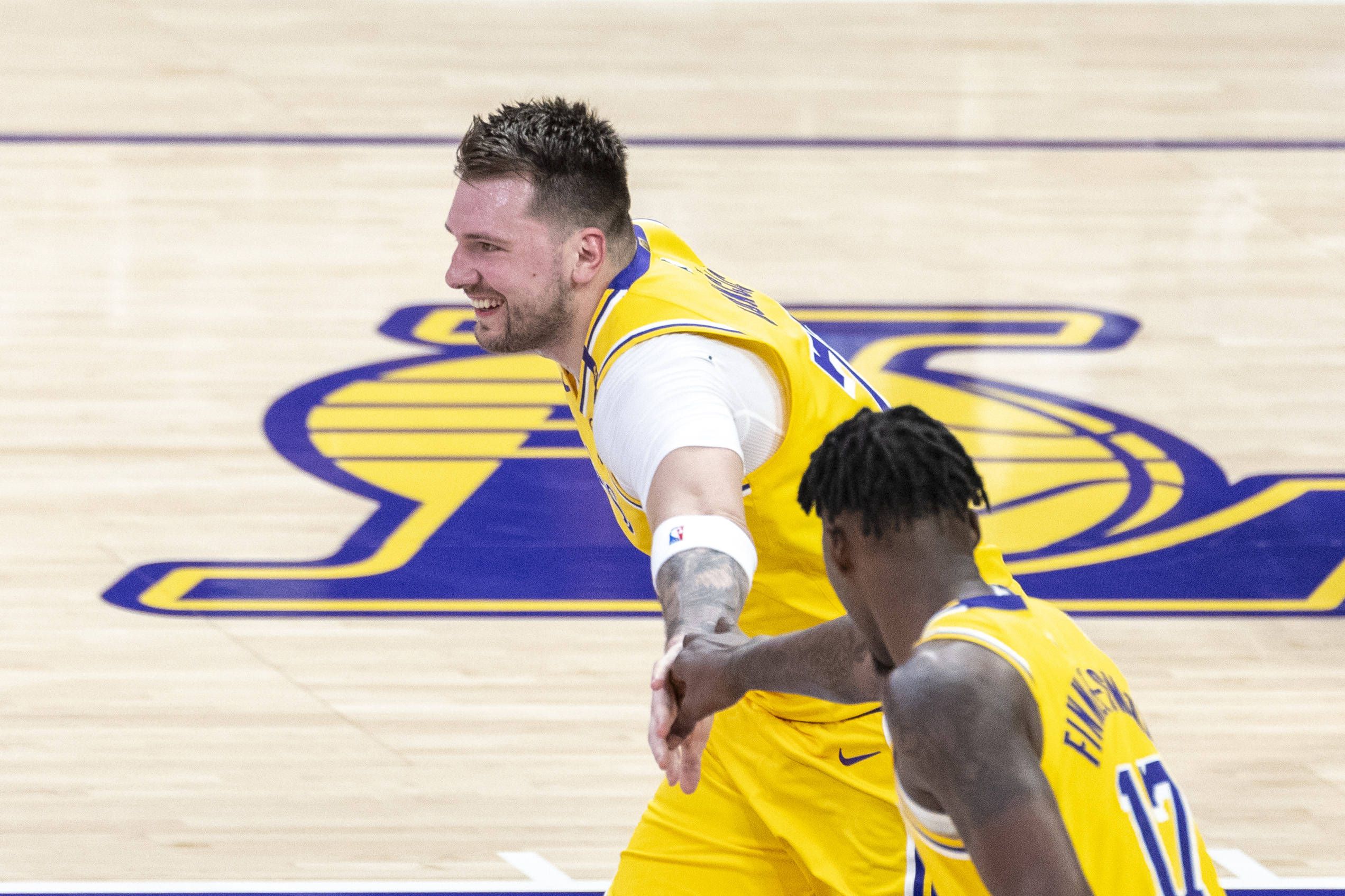 Mindenki erre várt! Luka Doncic debütált a Los Angeles Lakersben – videó