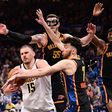 Nikola Jokics vezetésével rangadót nyert a Denver; rekordok dőltek Torontóban