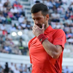 Ez fájhatott, egy vizes palackkal fejbe találták Djokovicsot – videóval