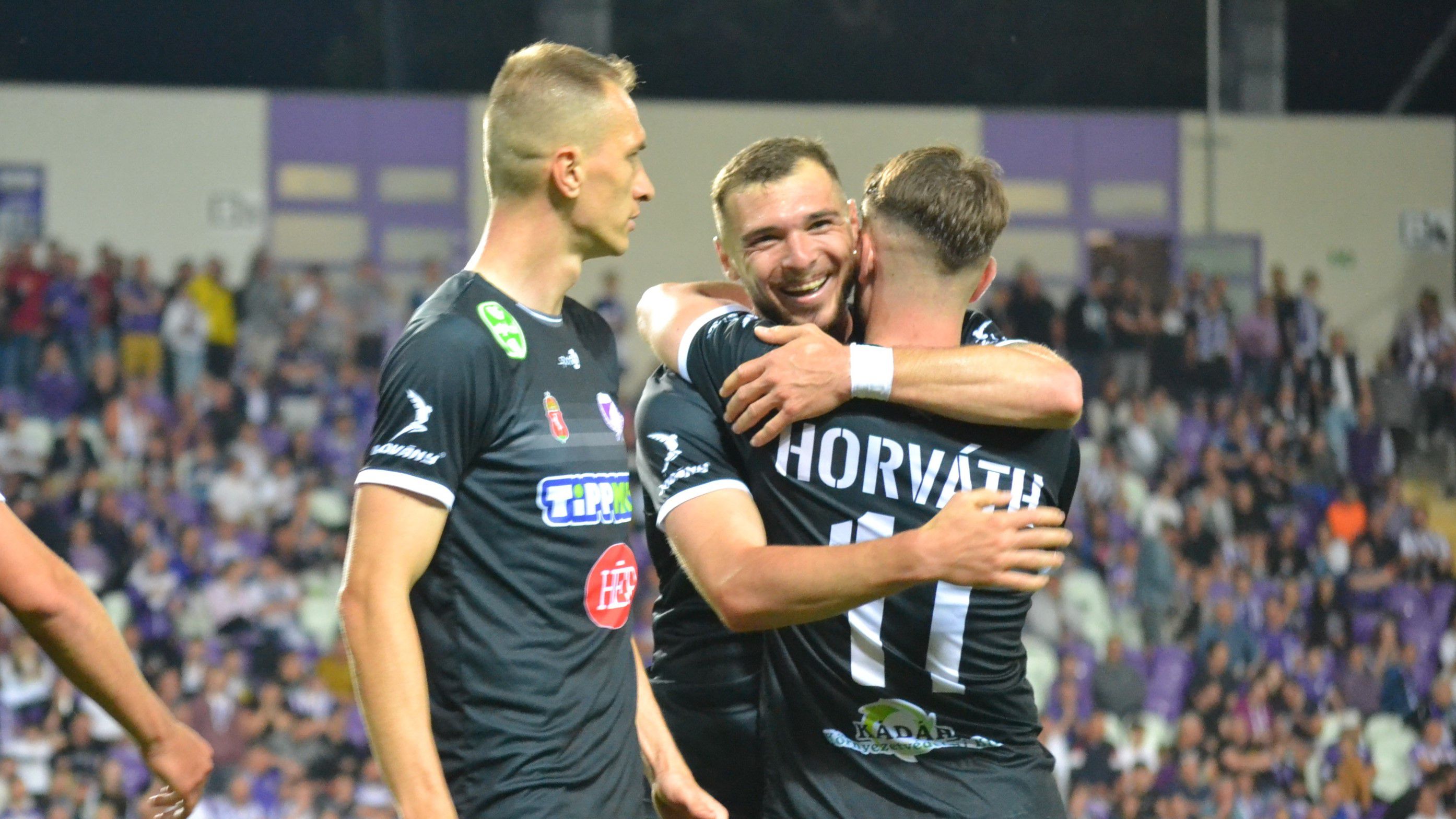 Az Újpestet elintéző játékosok egymás között, Pálinkás Gergő (szemben) két, Horváth Krisztofer egy gólt szerzett. (Fotó: Juhász Sára)