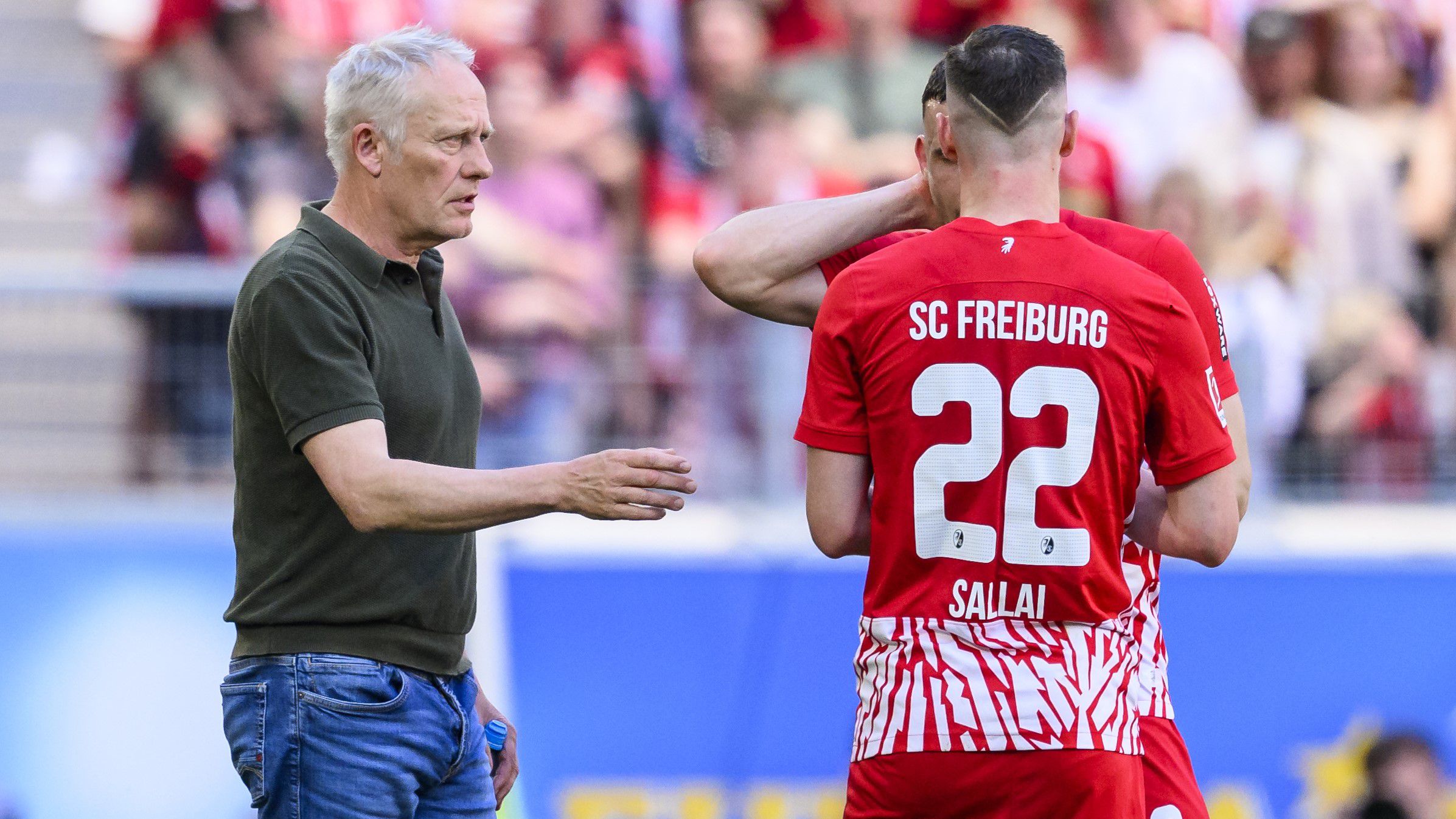 Egy korszak vége: a Freiburg kispadjáról 12 év után távozó Christian Streich utoljára adott taktikai utasításokat Sallai Rolandnak az Europa Park Stadionban