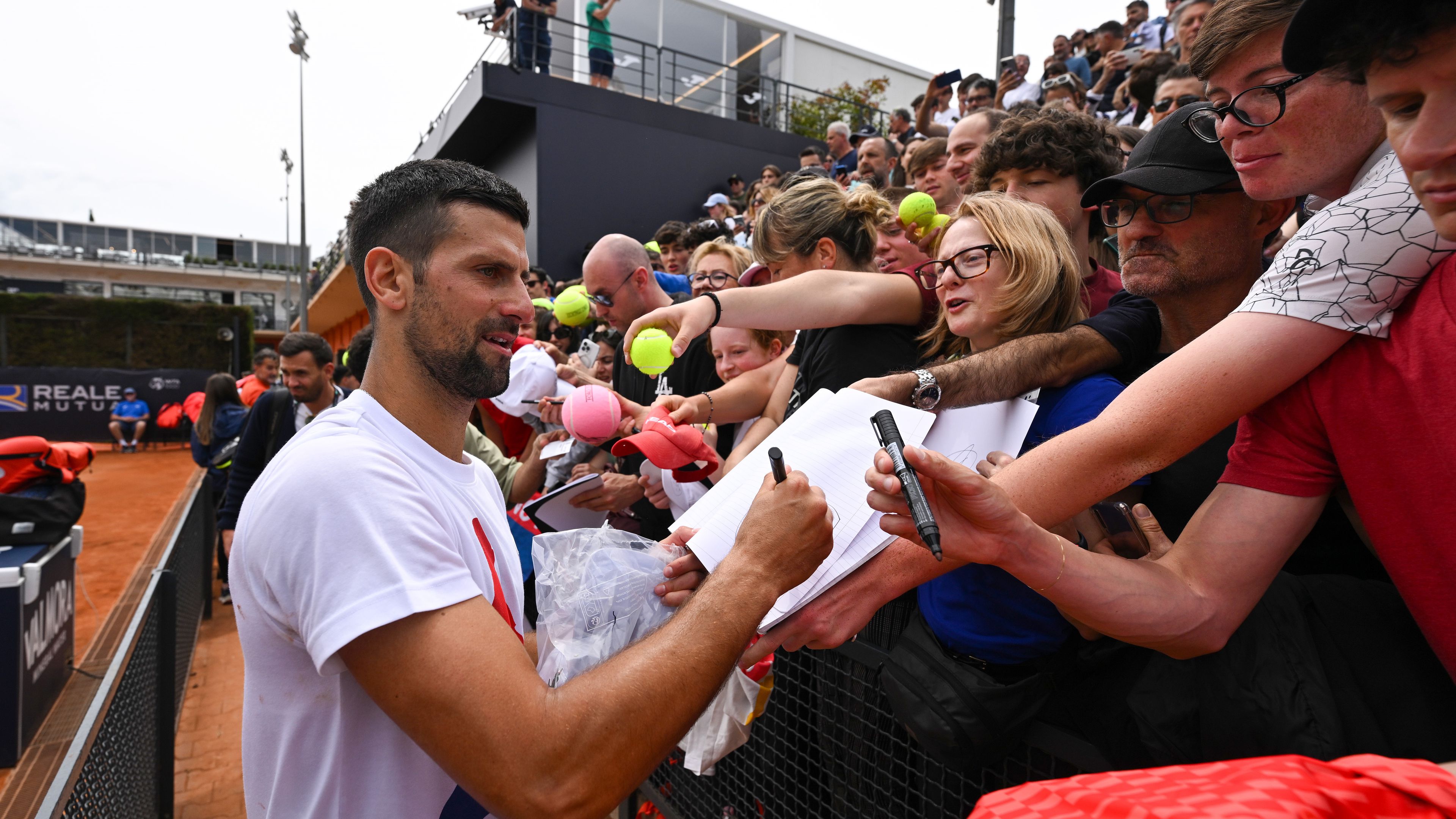 Ma már felkészültebben osztott aláírásokat Novak Djokovics.