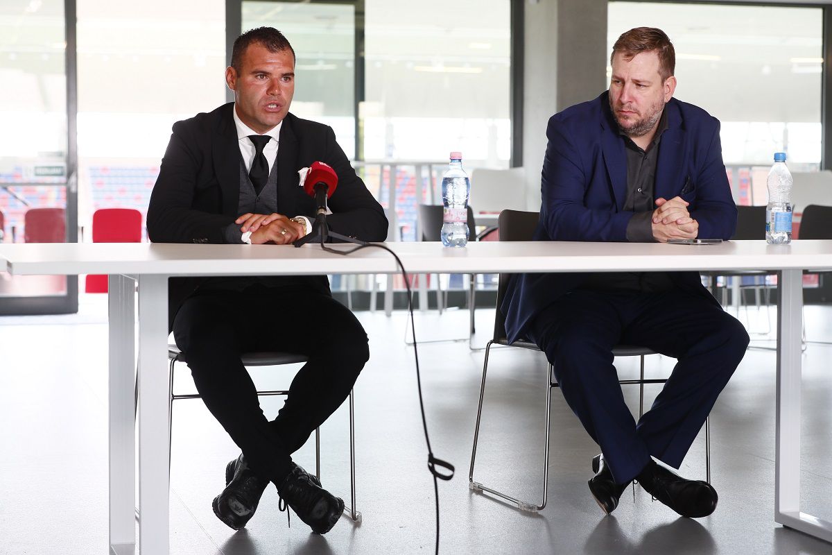 Nikolics Nemanja (balra) egy sajtótájékoztató keretein belül jelentette be, hogy nem folytatja a profi futballt (Fotó: Fuszek Gábor)