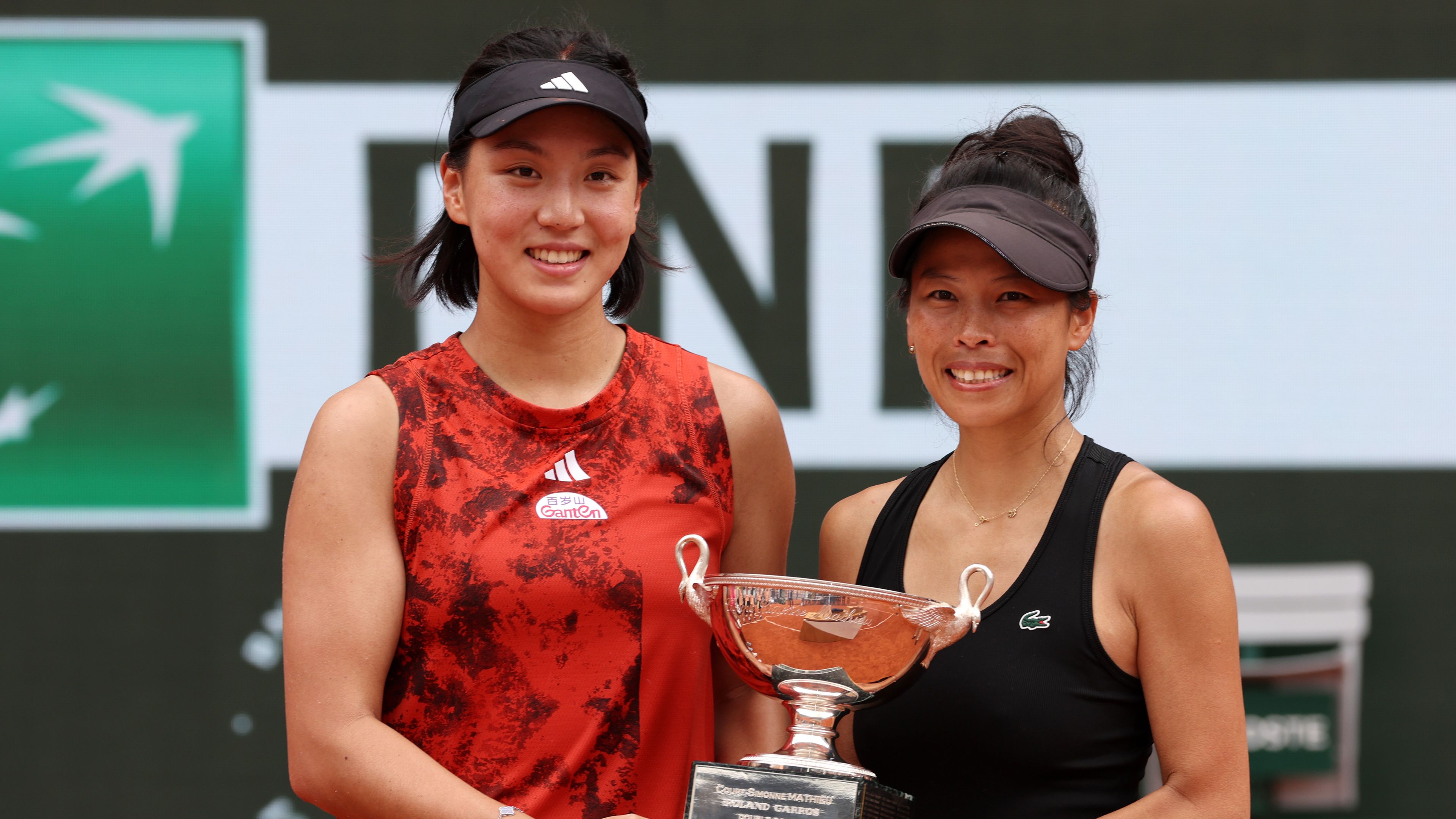 Vang és Hszie a Roland Garros-trófeával