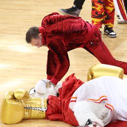 McGregor brutálisan kiütötte a kabalát, a férfit sürgősségire kellett szállítani – videóval