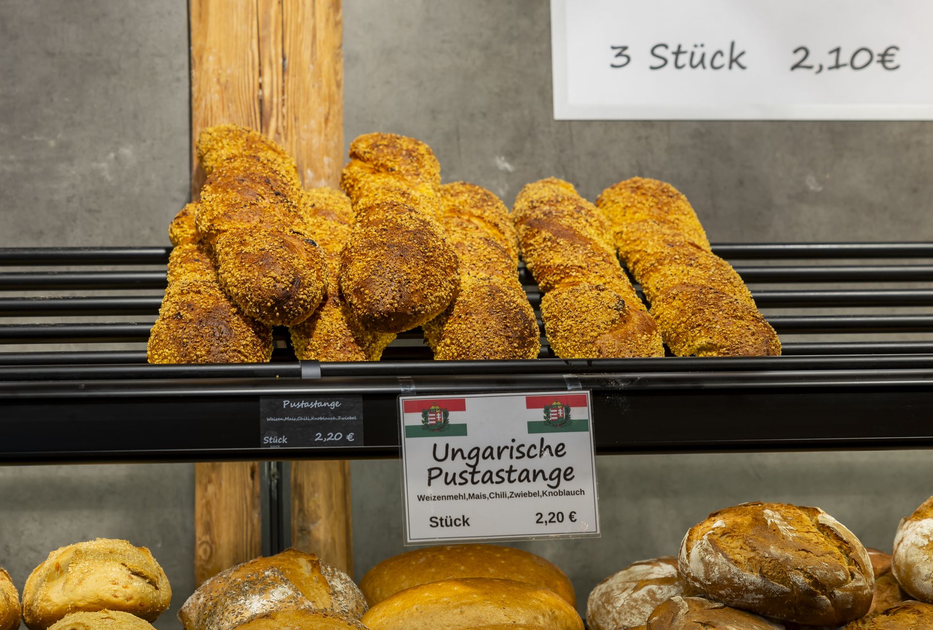 A helyi pékségben még magyaros pusztastanglit is sütnek a tiszteletünkre/Fotó: Czerkl Gábor