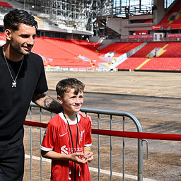 Videó: Így érkezett meg Szoboszlai a Liverpool edzőközpontjába