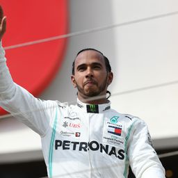 F1-hírek: 6 millió forintért árverezték el Lewis Hamilton overálját