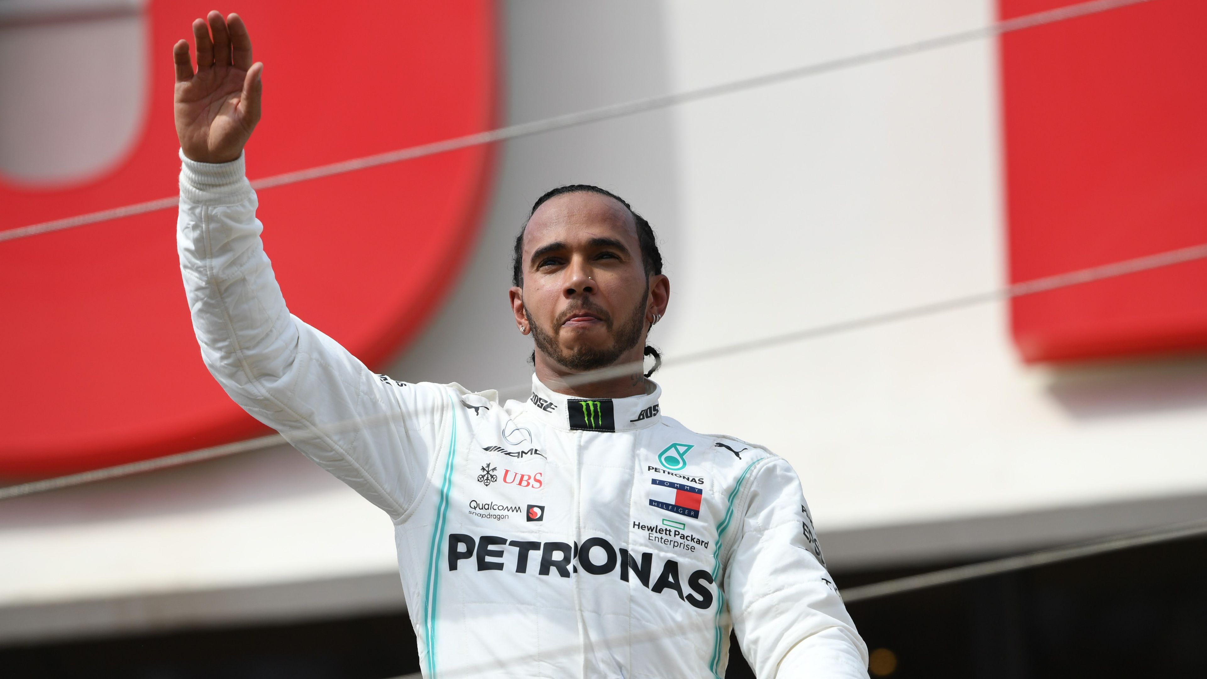 F1-hírek: 6 millió forintért árverezték el Lewis Hamilton overálját