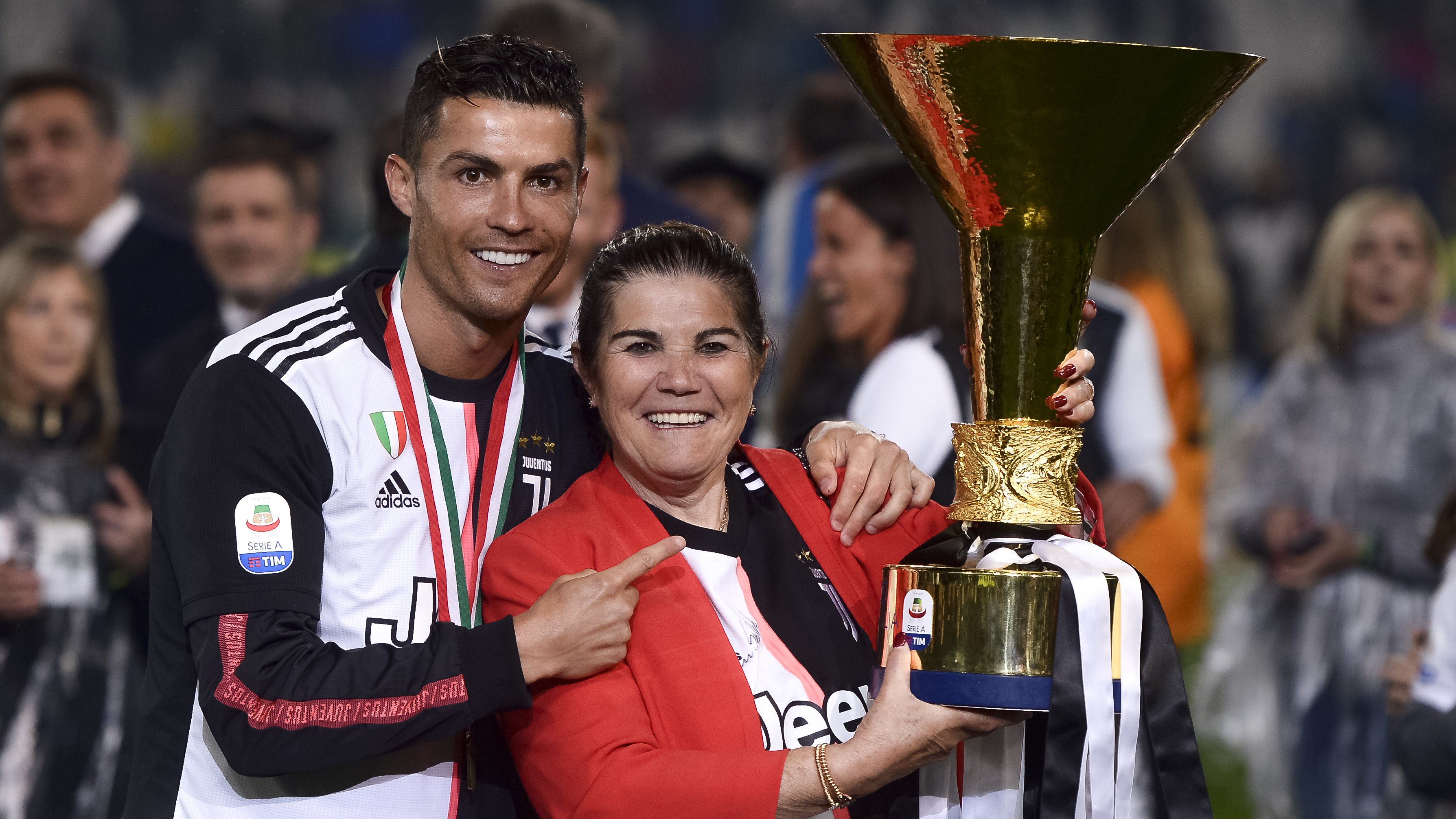 Ronaldo édesanyja elárulta, hogyan képes híres fia közel a negyvenhez is csúcsfocira