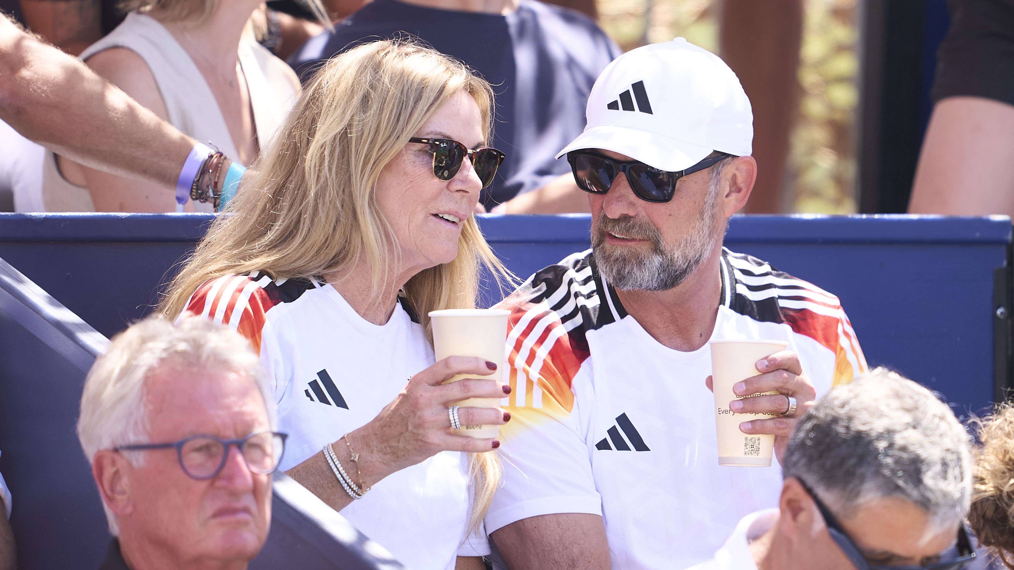 Klopp és párja két hete a mallorcai tenisztornán. Nem úgy néz ki, mint aki az ilyen élvezetekről le szeretne mondani (Fotó: Getty Images)