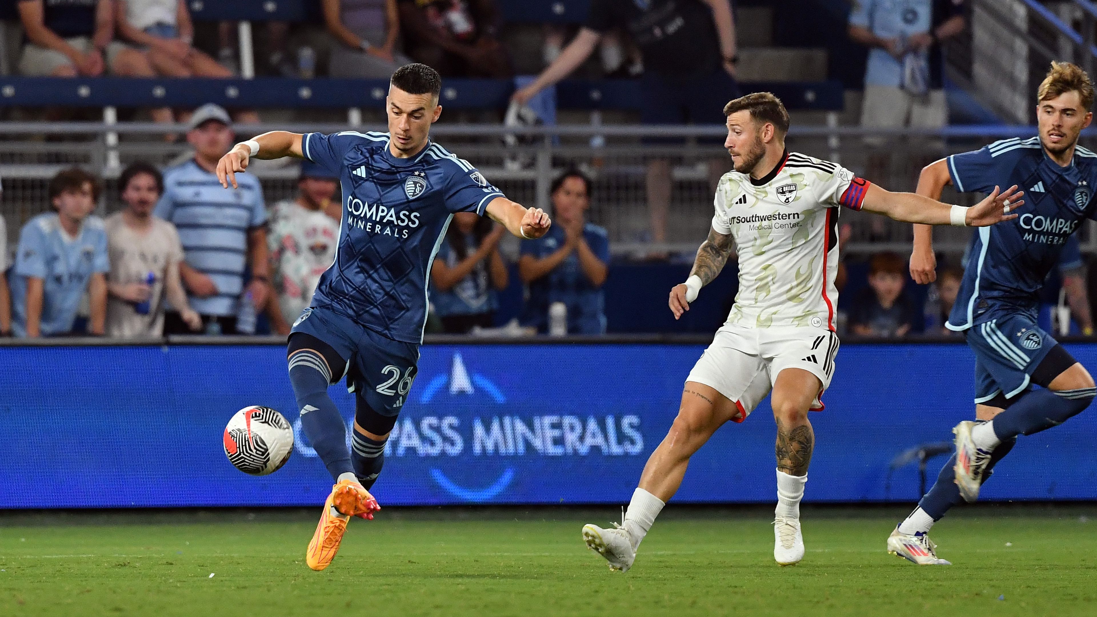 A kék mezben játszó Sporting Kansas játékosai három nap alatt kétszer is győzelemnek örülhettek a Dallas ellen. (Fotó: Getty Images)