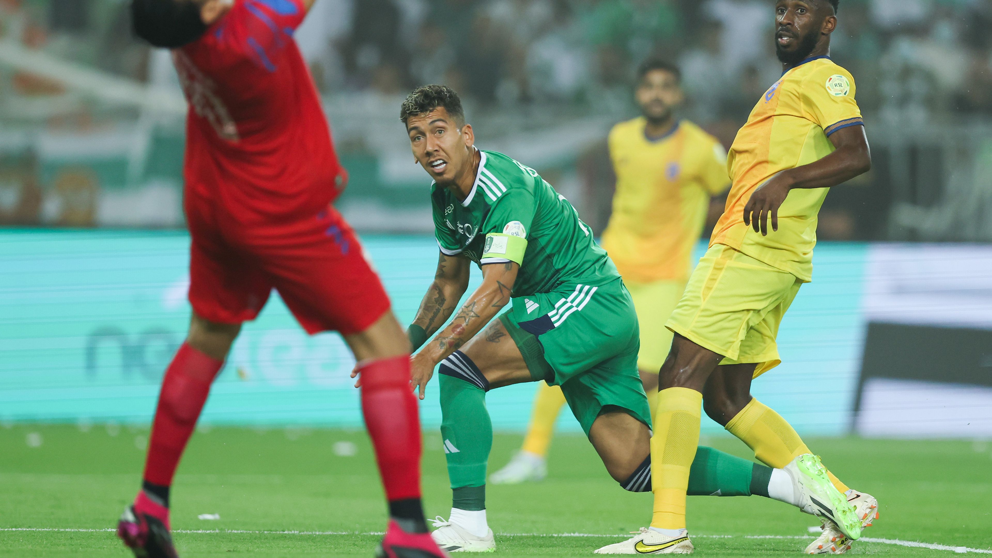 Roberto Firmino (zöldben) mesterhármasának köszönhetően nyert az al-Ahli