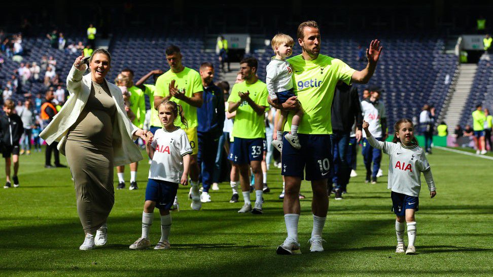 Idén májusban, a Brentford elleni hazai idényzárón a családjával köszönt el a Tottenham közönségétől. Azt akkor még nem lehetett tudni, mennyi időre, de azt igen, hogy Kanené újra várandós... (Fotó: Getty Images)
