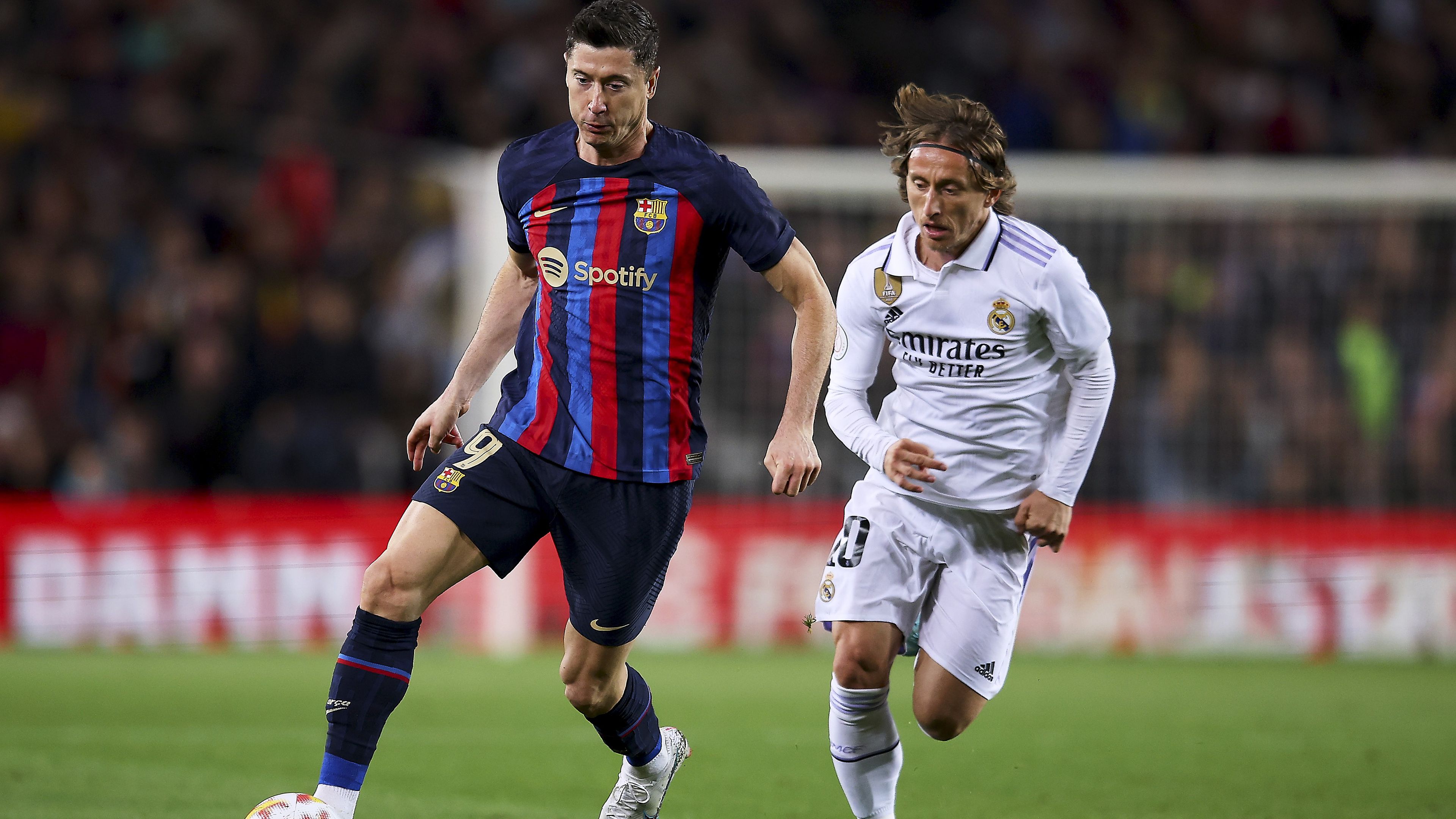 A bajnoki aranyért vélhetően ezúttal is Robert Lewandoski (balra) és Luka Modric csapata verseng majd – de vajon az Atlético Madrid beleszólhat a Barcelona–Real Madrid versenyfutásba?