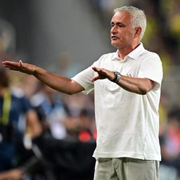 Sokat nem kellett várni, José Mourinho máris sárga lapot kapott Törökországban