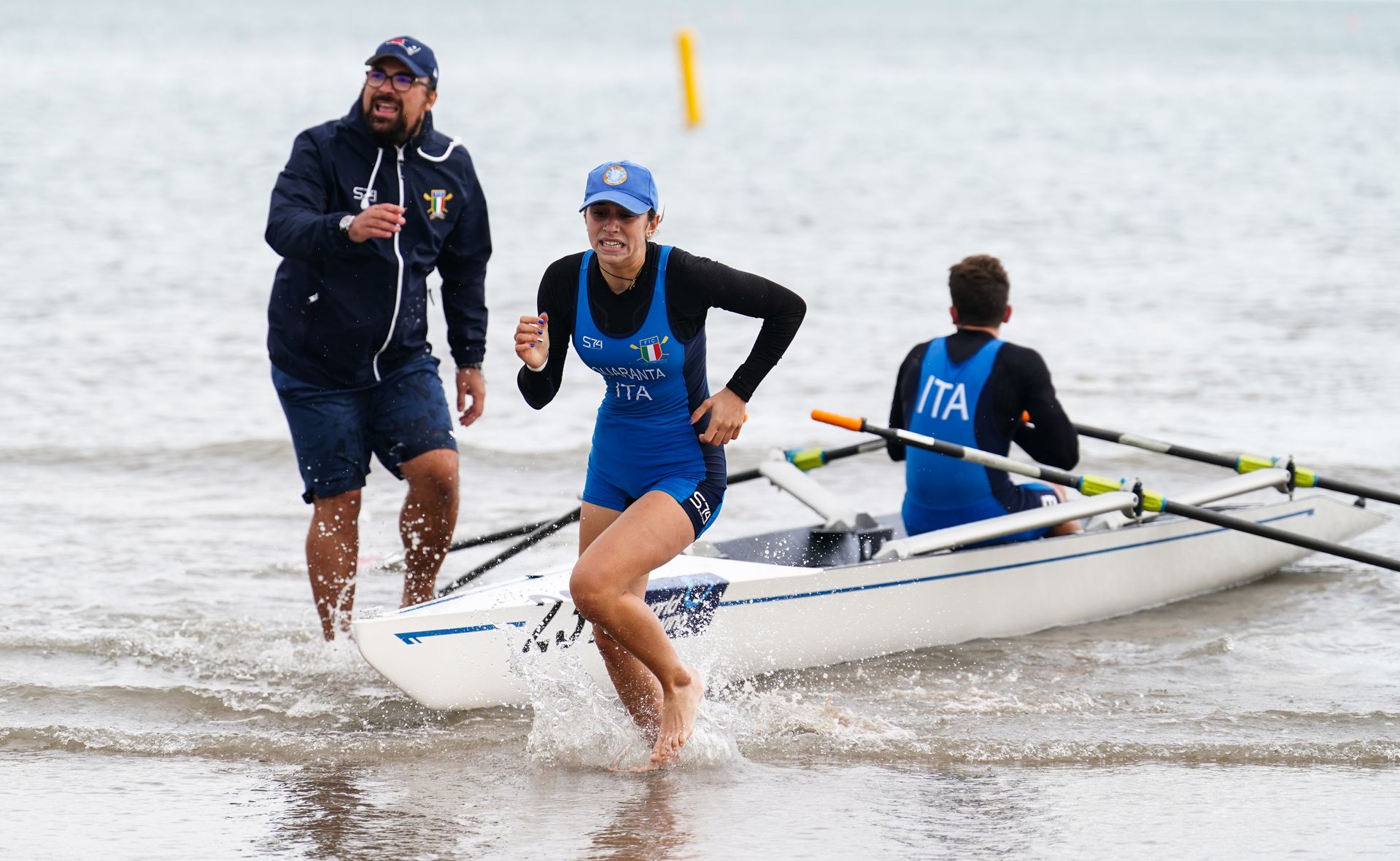 Ez a beach sprint.  Az evezőt már letette az olasz hölgy, indulhat a futás a célig  (Fotó: Getty Images)