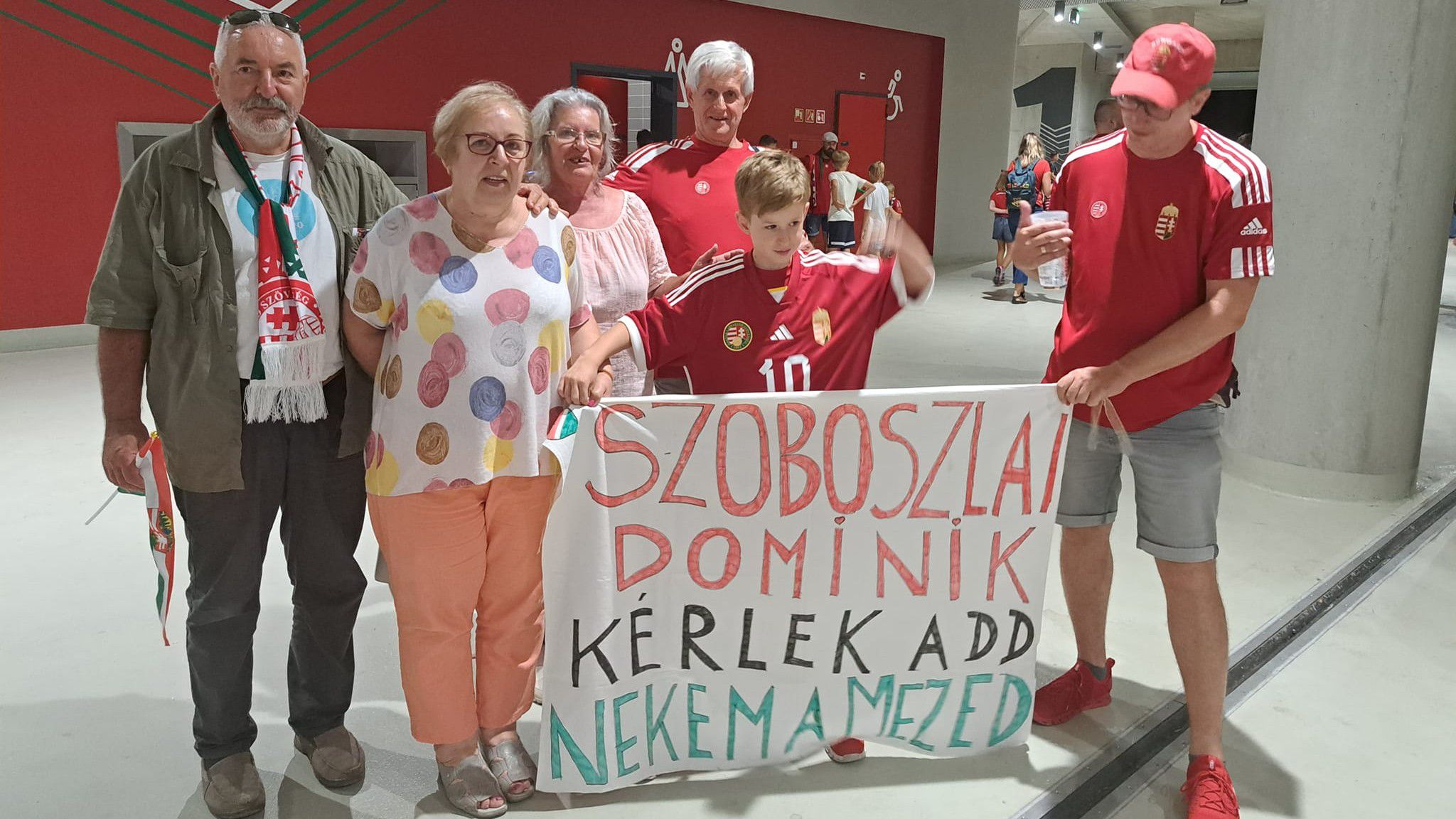 A családi segítséggel készült felirattal, és Szoboszlai mezében boldogan fotózkodott Benedek
