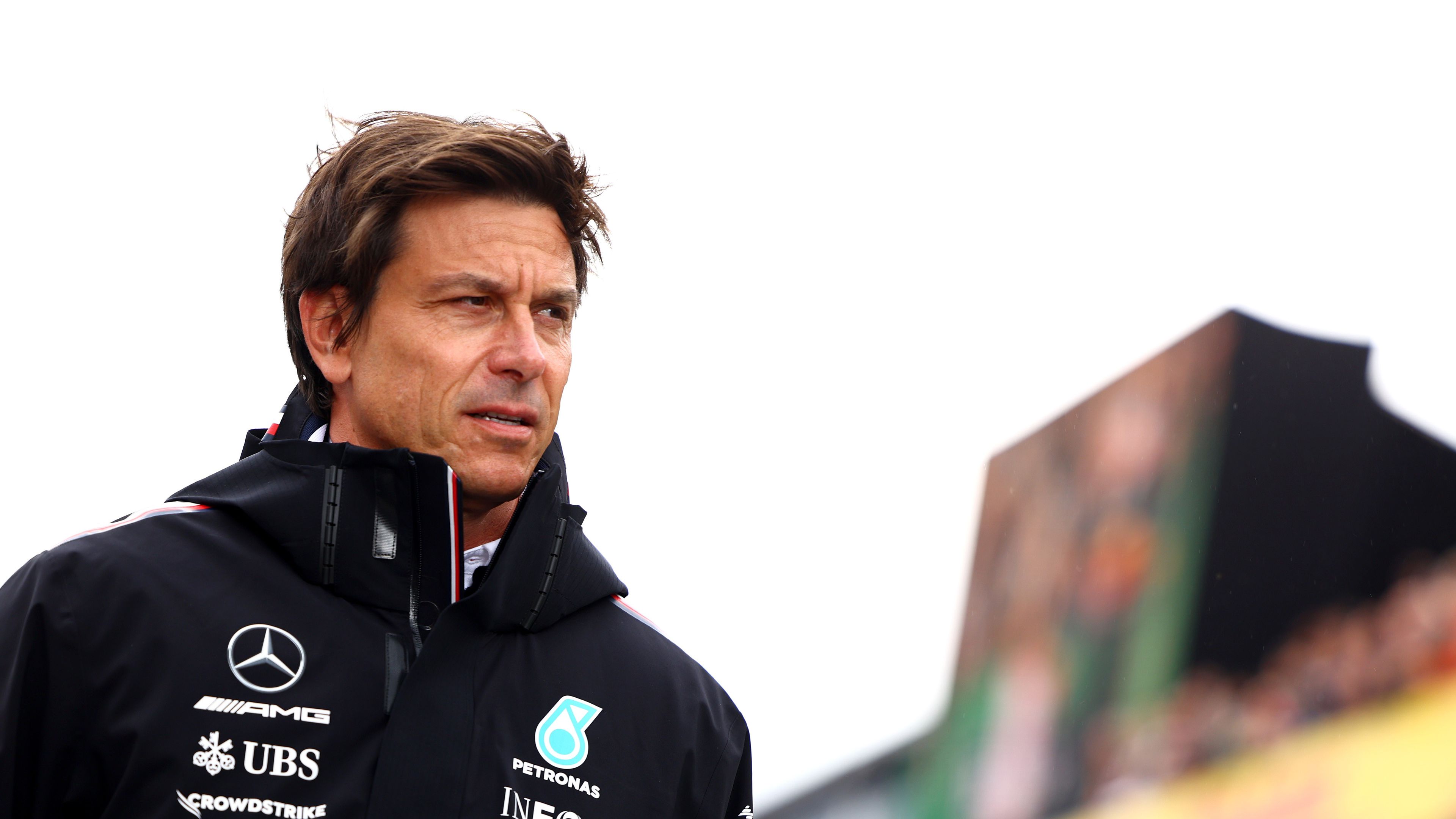 Őrület: a Mercedes csapatfőnöke szerint a Red Bullt támogatja az FIA