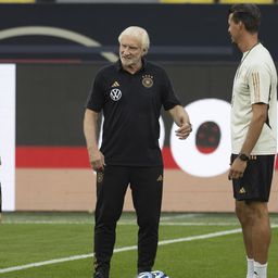 Rudi Völler (középen) a német válogatott hétfői edzésén