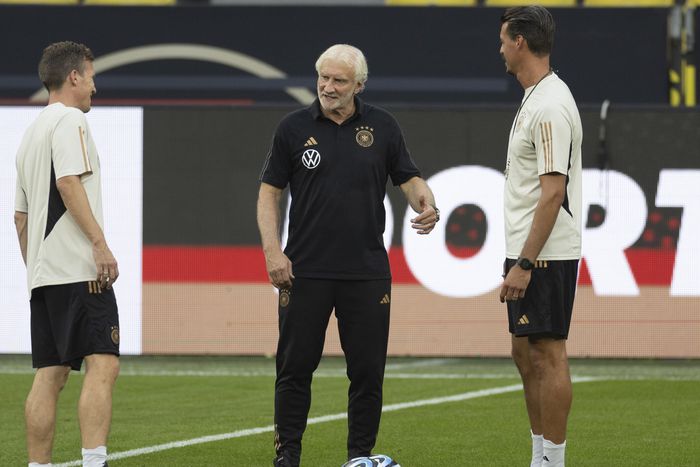 Rudi Völler (középen) a német válogatott hétfői edzésén